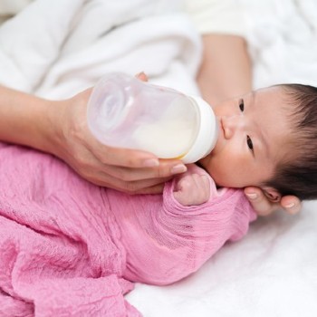Menghindari Risiko Bayi Tersedak karena Minum Susu dari Botol