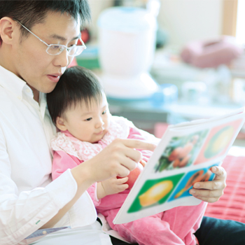 Membaca Buku Bersama, Bonding Oke Buat Anak dan Ayah