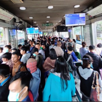 Social Distancing di TransJakarta, Bus dan Halte Berjubel Penumpang
