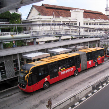 Ajak Balita Naik Kendaraan Umum