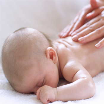 Apakah pertumbuhan bayi terganggu kalau tidak sering dipijat?
