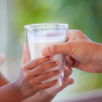 Cara Minum Susu untuk Cegah Anak Stunting