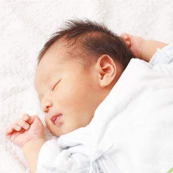 Ternyata, Bayi Tidak Disarankan Tidur Pakai Bantal