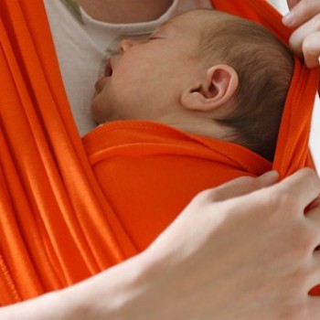 Tanya Dokter: Kapan Bayi Baru Boleh Digendong Pakai Sling?