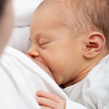 5 Posisi Menyusui Nyaman untuk Bayi dan Bunda