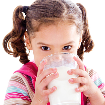 Bagaimana Supaya Anak Mau Minum Susu?