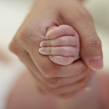 4 Cara Mudah Jalin Bonding antara Ayah dan Bayi Baru Lahir