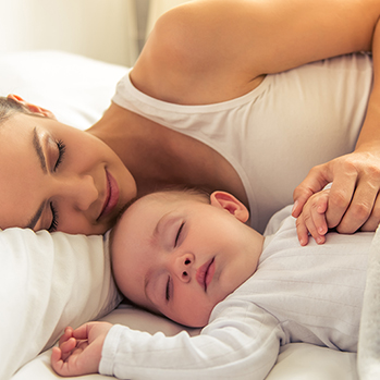 Manfaat Bayi Tidur Bersama Bunda dan Ayah