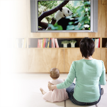3 Tips Ajak Bayi Menonton TV
