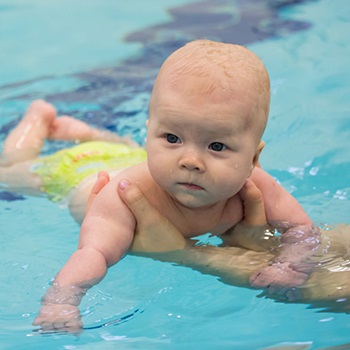 7 Cara Mengajar Bayi Berenang