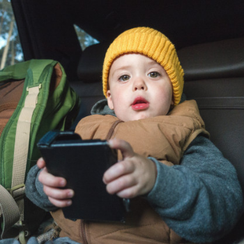 2 Bahaya Meninggalkan Anak Sendirian di Dalam Mobil