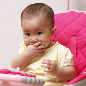 Mengapa Bayi Senang Mengisap Jempol ?