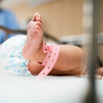 Aturan Posting Foto Bayi Baru Lahir ke Medsos 