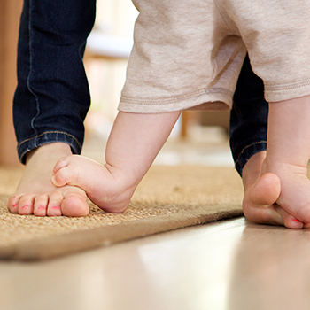 6 Tanda Bayi Siap Belajar Berjalan