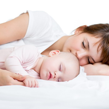 3 Manfaat Tidur Bersama Bayi