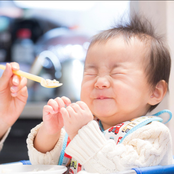 10 Cara Mengajar Bayi Suka Makan