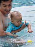 Agar Bayi Percaya Diri untuk Berenang